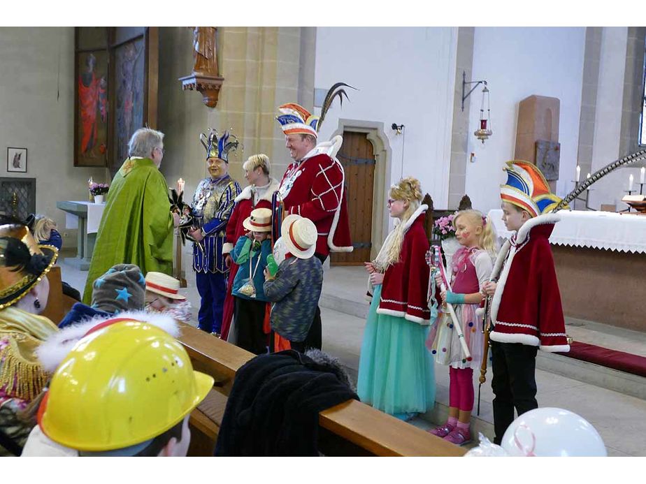 Naumburger Prinzenpaare mit Hofnarren besuchen den Kindergottesdienst (Foto: Karl-Franz Thiede)